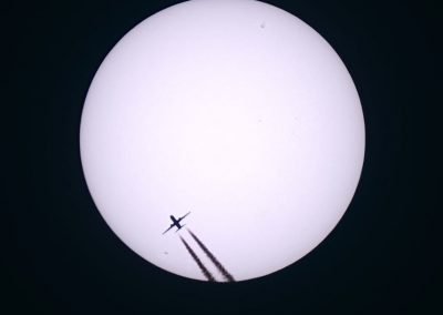 Foto der Sonne mit Sonnenflecken und Flugzeug von L. Zaremba